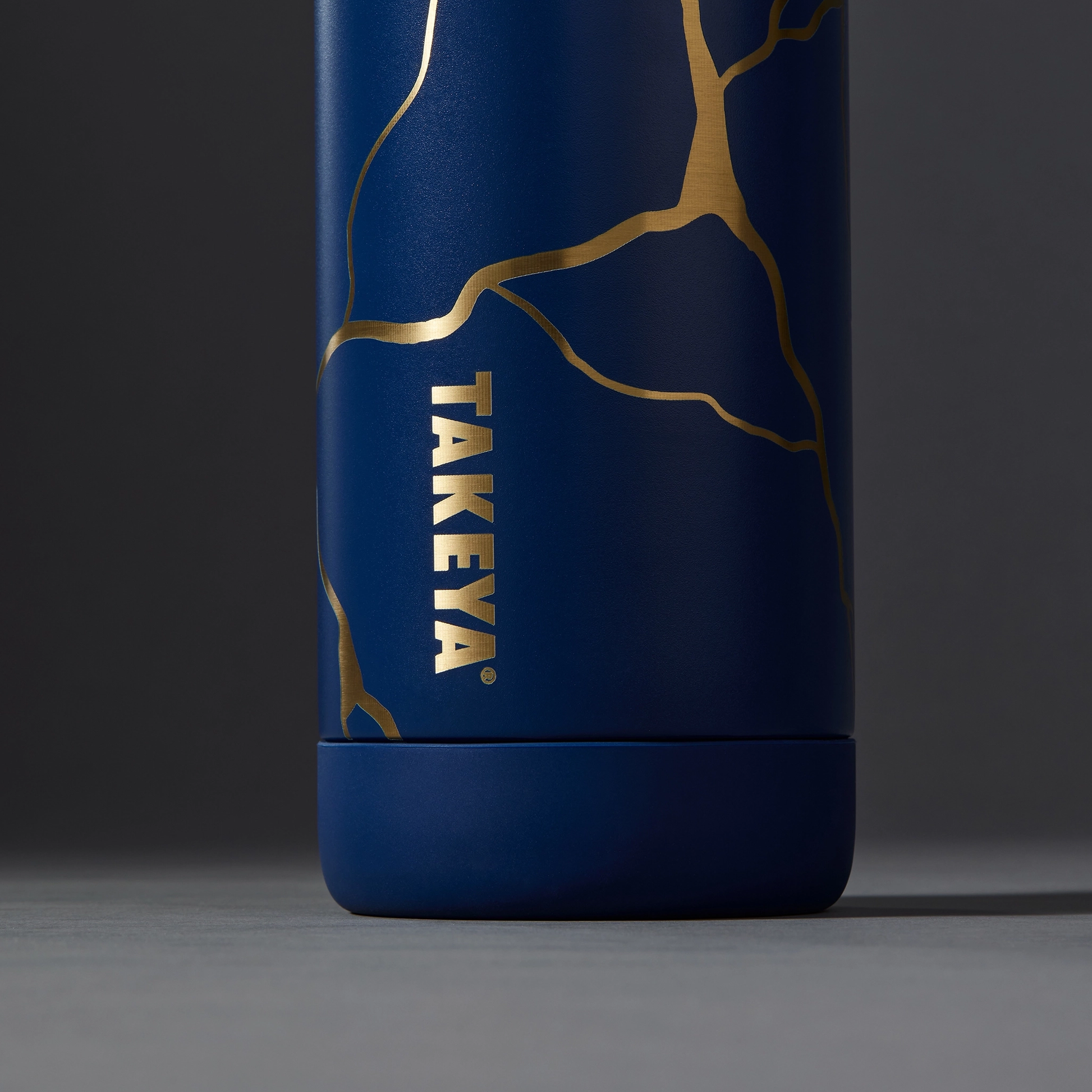 kintsugi-water-bottle-with-spout-lid-i1 51390-TK_HO25_Kintsugi_Takeya9241_Crop.png
