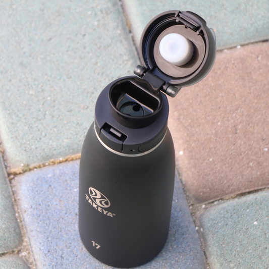 traveler-fliplocktm-lid-c9 96076-R-TravelerLid-Lifestyle-Onyx.png
